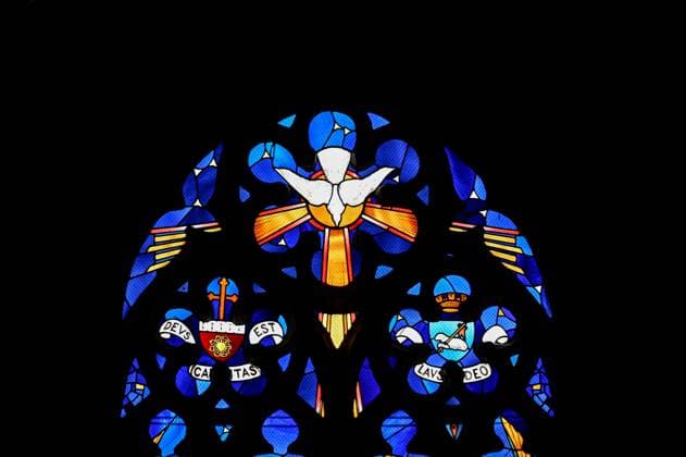 Darstellung einer Taube als Symol des Heiligen Geistes in einem Kirchenfenster in Frankreich (Foto vom 27.09.2022). Wie die Krippe zu Weihnachten und die Eier zu Ostern gehoert die Taube zu Pfingsten, dem dritten grossen Fest der Christenheit. Seit den Anfaengen der christlichen Kirche symbolisiert die Taube den Heiligen Geist, der nach der Apostelgeschichte an Pfingsten die Juenger Jesu mit Glaubensueberzeugungen erfuellte, worauf sie anfingen zu predigen in anderen Sprachen . Diese Ausgiessung des Heiligen Geistes gilt als Ursprung der Kirche und Beginn der christlichen Mission in allen Erdteilen. EDITORIAL USE ONLY *** Depiction of a dove as a symbol of the Holy Spirit in a church window in France Photo taken on 27 09 2022 Like the ma Copyright: epd-bild HeikexLyding Bretagne_092022_338
