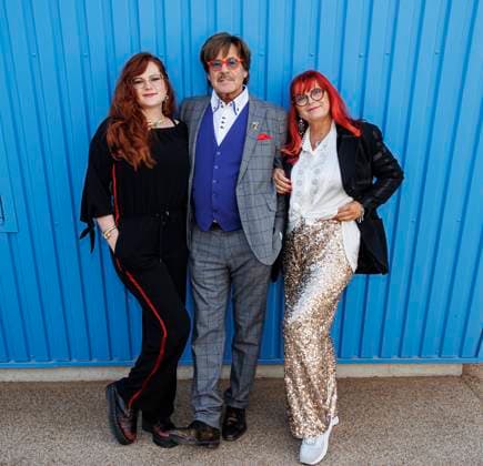 24 04 2023 Düsseldorf SAT 1 Icon Jörg Draeger Go all out in the election for the Golden Blogger Here with daughter Cinzia li and wife Petra r Düsseldorf Media Port, Rudas Club North Rhine Westphalia Germany