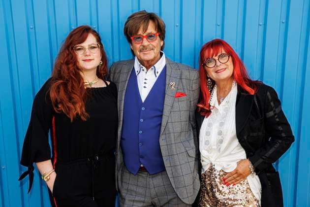 24 04 2023 Düsseldorf SAT 1 Icon Jörg Draeger Go all out in the election for the Golden Blogger Here with daughter Cinzia li and wife Petra r Düsseldorf Media Port, Rudas Club North Rhine Westphalia Germany