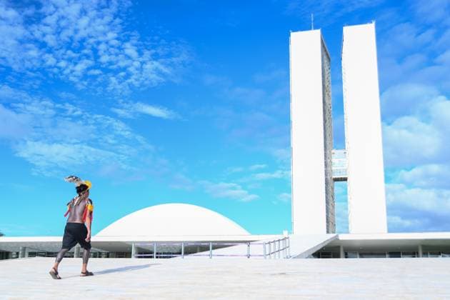 News Themen der Woche KW17 BRASÍLIA, DF - 24.04.2023: ACAMPAMENTO TERRA LIVRE EM BRASÍLIA - Photo, Indigenous people walking on the ramp of the National Congress for the Solemn Session for Indigenous Peoples in the Chamber of Deputies. This Monday (24th) begins the 19th Free Land Camp (ATL) which will take place from April 24th to 28th in Brasilia. The camp will be attended by 6,000 indigenous people and more than 200 native peoples. x2364672x  TonxMolina