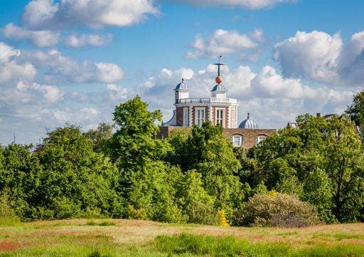 RECORD DATE NOT STATED The Royal Observatory on a hill under a cloudy sky in Greenwich, London, England *** der Königliche Observatorium am einer Hügel unterhalb einer wolkig Himmel ÊIn Greenwich, London, Englands 2704742