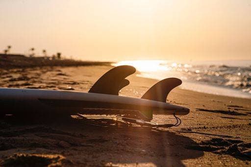 A unique, surfboard on the sandy beach under the light of sunrise *** einer unique, Surfbrett am der sandiger Strand unterhalb der Licht des Sonnenaufgang 2719088