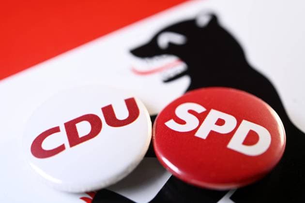 Parteianstecker von CDU und SPD auf der Fahne von Berlin, Symbolfoto fÃ¼r die Schwarz-rote Koalition *** Party pin of CDU and SPD on the flag of Berlin, symbolic photo for the black-red coalition ** NUR FUER REDAKTIONELLE ZWECKE ** EDITORIAL USE ONLY **