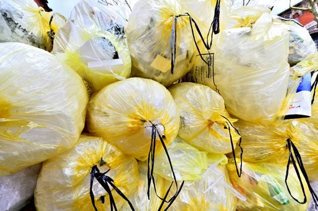 Recycling. Ordentlich verpackt in gelbe Säcke, wartet der gesammelte Plastikmüll auf seine Wiederverwertung. Bad Reichenhall Bayern Deutschland *** Recycling Neatly packed in yellow bags, the collected plastic waste waits to be recycled Bad Reichenhall Bavaria Germany Copyright: xRolfxPossx