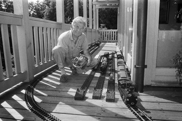 Deutschland, Chiemsee, 28.08.1992 Archiv.: 36-25-14 Ferienhaus Biedenkopf Foto: Kurt Biedenkopf mit seiner Eisenbahn Ferienhaus Biedenkopf *** Germany, Chiemsee, 28 08 1992 archive 36 25 14 vacation home Biedenkopf photo Kurt Biedenkopf with his railroad vacation home Biedenkopf