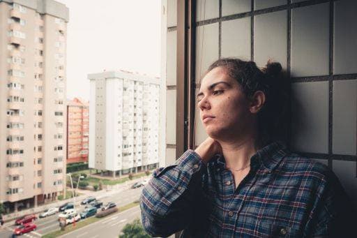 IMAGO Creative, Gesellschaft, Immer mehr Menschen haben Angst vor der Zukunft RECORD DATE NOT STATED A closeup of a young Caucasian woman sitting at a window, looking out into the busy city streets *** einer closeupe des einer Jung kaukasisch Frau sitzend im einer window, Schauen Raus hinein der Belebte Stadt Straßenzüge 2735301 ,model released, Symbolfoto