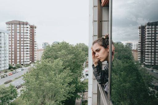 IMAGO Creative, Gesellschaft, Immer mehr Menschen haben Angst vor der Zukunft RECORD DATE NOT STATED A closeup shot of a Caucasian young female looking out the window of a high building *** einer closeupe erschossen des einer kaukasisch Jung weiblich Schauen Raus der Fenster des einer hohe Gebäude 2735316 ,model released, Symbolfoto