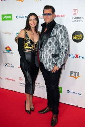 Dennis SCHICK, TV actor, with girlfriend Liliana, red carpet, red carpet show, arrival, The Golden Sun 2023, on 22 04 2023 in Wunderland Kalkar,