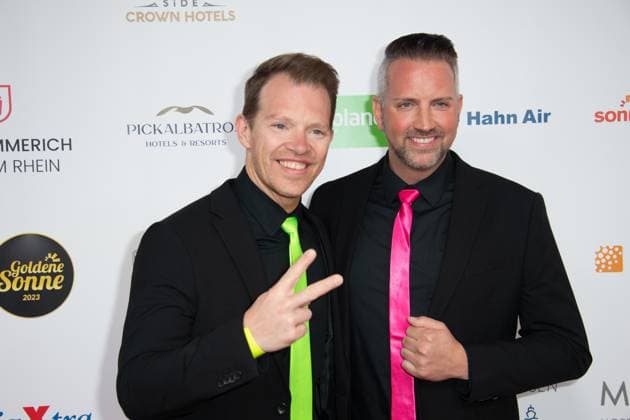 Thomas Tom REESE and Andreas Andi ROBITZKY, Saenger, singing duo Neon, red carpet, red carpet show, arrival, arrival, The Golden Sun 2023, on 22 04 2023 in Wunderland Kalkar,