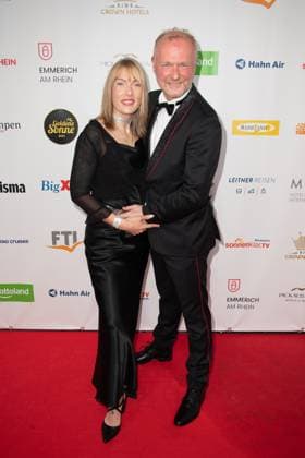 Frank NEUENFELS, Saenger, and Sarah BACKHAUS, red carpet, red carpet show, arrival, arrival, The Golden Sun 2023, on 22 04 2023 at Wunderland Kalkar,