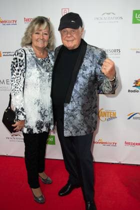 Grahsm BONNEY, Saenger, with wife Iris, red carpet, red carpet show, arrival, arrival, The Golden Sun 2023, on 22 04 2023 at Wunderland Kalkar,