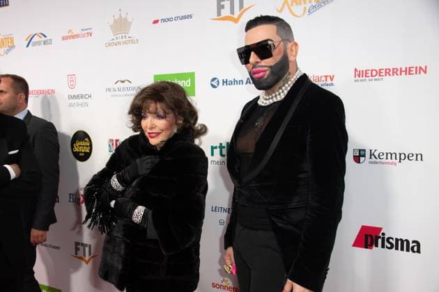 From left actress Dame Joan COLLINS, Harald GLOEOECKLER, Glööckler, fashion designer, red carpet, red carpet show, arrival, arrival, The Golden Sun 2023, on 22 04 2023 in Wunderland Kalkar,