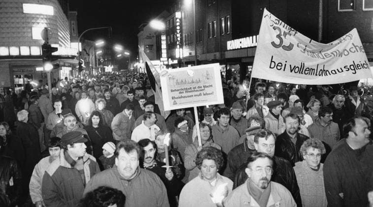 RECORD DATE NOT STATED 1993: Stahl- und Kohlekrise im Ruhrgebiet *** NUR FÜR REDAKTIONELLE ZWECKE *** EDITORIAL USE ONLY ***17.02.1993: Im Ruhrgebiet fallen immer mehr Arbeitsplätze der sich zuspitzenden Kohle- und Stahlkrise zum Opfer. Die Schließung von Zechen und Stahlwerken beschleunigt sich rapide. Demonstrationen der Arbeiterschaft, unterstützt durch das solidarische Mitwirken der Bevölkerung allgemein, sind mittlerweile an der Tagesordnung. Aus den Vorstandsetagen der Ruhrkohle-AG ist die Information nach draußen gedrungen, daß zusätzlich zu dem in der Bonner Kohlerunde vereinbartem Abbau von 9500 Arbeitsplätzen die Zechen Haus AdenlMonopol in Bergkamen noch in diesem Jahr geschlossen werden sollen. Das Krupp-Stahlwerk in Duisburg-Rheinhausen steht Copyright: HEROLD,xVolker docnrwhugopicture60546608 ,EDITORIAL USE ONLY