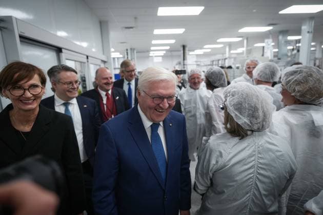 News Bilder des Tages April 25, 2023, BURNABY, BC, CANADA: Germany President Frank-Walter Steinmeier laughs as he jokes with employees during a tour of fuel cell stack manufacturer, Cellcentric Canada, in Burnaby, B.C., Tuesday, April 25, 2023. BURNABY CANADA  - ZUMAc35_ 20230425_zaf_c35_056 Copyright: xDarrylxDyckx