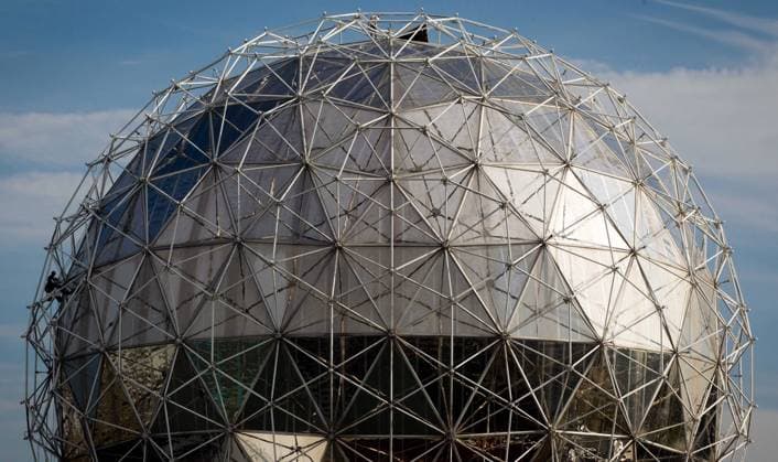 September 26, 2012, VANCOUVER, BC, CANADA: One of the most recognizable legacy structures from British Columbia s Expo 86 World s Fair will soon undergo repairs on its leaky roof as part of a $50 million tourism infrastructure fund. A worker hangs on the side of the geodesic dome roof of the Science World building in Vancouver, B.C., on Wednesday September 26, 2012. VANCOUVER CANADA  - ZUMAc35_ 20120926_zaf_c35_035 Copyright: xDarrylxDyckx
