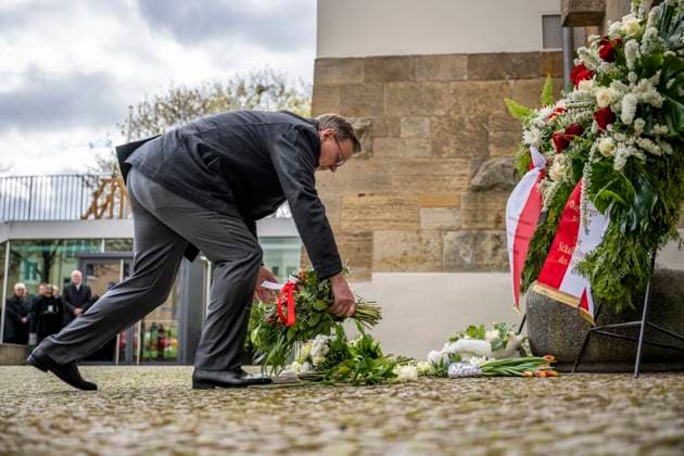 News Themen der Woche KW17 News Bilder des Tages GEDENKEN AN AMOKLAUF AM ERFURTER GUTENBERG-GYMNASIUM 26 04 2023 - Erfurt: Gedenken an den Amoklauf am Erfurter Gutenberg Gymnasium vom 26. April 2002 am 26. April 2023. Ministerpräsident Bodo Ramelow (DIE LINKE) legt Blumen nieder. _________________ *** REMEMBRANCE OF AMOKLAUF AT ERFURTER GUTENBERG GYMNASIUM 26 04 2023 Erfurt Remembrance of the rampage at the Erfurt Gutenberg Gymnasium of 26 April 2002 on 26 April 2023 Prime Minister Bodo Ramelow DIE LINKE lays down flowers