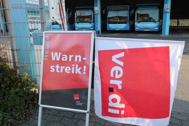 Warnstreik bei den Verkehrsbetrieben Kreis Plön (VKP) In Schleswig-Holstein streiken die Beschäftigten der Verkehrsbetriebe Kreis Plön GmbH (VKP). Der ganztägige Warnstreik geht von Betriebsbeginn bis Betriebsende. Betroffen sind die Regionen um die Betriebshöfe Bornhöved, Preetz, Schönberg, Lütjenburg und Plön. Bundesweit sind rund 5.000 Beschäftigte zum Streik aufgerufen, die unter den Eisenbahn-Tarifvertrag (ETV) fallen. Schönberg Schleswig-Holstein Deutschland *** Warning strike at Verkehrsbetriebe Kreis Plön VKP In Schleswig Holstein, employees of Verkehrsbetriebe Kreis Plön GmbH VKP are on strike The all-day warning strike will last from the start to the end of operations Affected are the regions around the depots Bornhöved, Preetz,