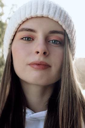 Creative Highlights Symbolbilder Portrait girl with long hair in a hat, outdoors Wroc?aw, Lower Silesian Voivodeship, Poland CR_PJWUOI23032008-1155801-01 ,model released, Symbolfoto