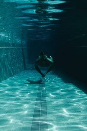 Creative Highlights Symbolbilder Man swimmer in the pool underwater. Kuta Selatan, Bali, Indonesia CR_YUKI2303069F-1147090-01 ,model released, Symbolfoto