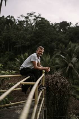 Creative Highlights Symbolbilder Man traveler watches sunrise at the rice terraces of Tegalalang, Bali. Kuta Utara, Bali, Indonesia CR_YUKI230317-1154811-01 ,model released, Symbolfoto