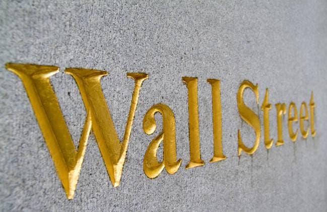 Schriftzug der Wall Street in goldenen Buchstaben, USA, New York (Bundesstaat) writing Wall Street in golden letters, USA, New York (state) BLWS685630 *** Logo the Wall Street in Golden Letters, USA, New York State Writing Wall Street in Golden letters, USA, New York State BLWS685630 Copyright: xblickwinkel McPHOTO B.xBachmannx