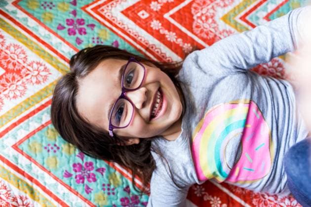 Creative Highlights Symbolbilder Happy young girl laying on blanket smiling Denver, Colorado, United States R_APMS230317-1154895-01 ,model released, Symbolfoto