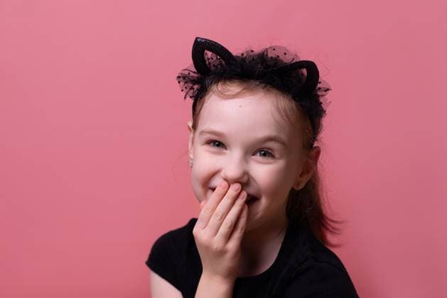 Creative Highlights Symbolbilder Playful girl laughs covering her mouth with her hand Uva, Udmurt Republic, Russia R_CDLB230320-1155966-01 ,model released, Symbolfoto