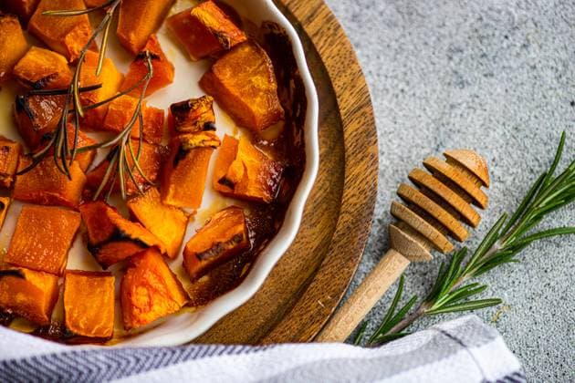 IMAGO Creative: Herbst, Kulinarische Klassiker Sweet baked pumpkin cubes in the bowl AnnaBogush_ID13421_408790_006 Copyright: xAnnaxBogushx Model Released