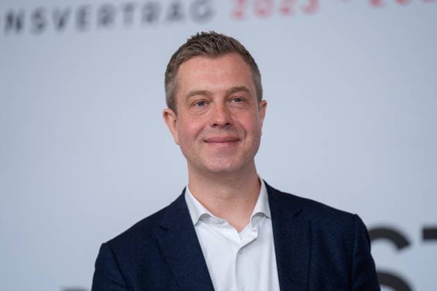 Unterzeichnung des Koalitionsvertrags 2023-26, Stefan Evers, CDU Bei der Unterzeichnung des Koalitionsvertrags 2023-26 zwischen CDU Berlin und SPD Berlin im Abgeordnetenhaus Berlin Berlin GER *** Signing of the coalition agreement 2023 26, Stefan Evers, CDU At the signing of the coalition agreement 2023 26 between CDU Berlin and SPD Berlin in the Berlin House of Representatives Berlin GER