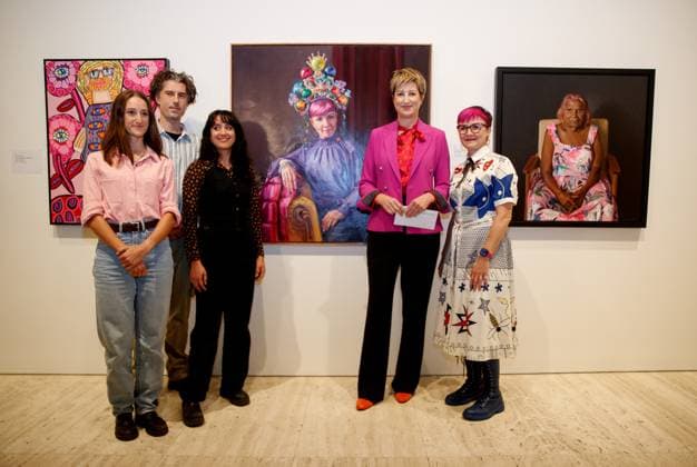 ARCHIBALD PACKING ROOM PRIZE 2023, Packing room judges Timothy Dale, Monica Rudhar and Alexis Wildman with Artist Andrea Huelin and comedian Cal Wilson and her Archibald Packing Room Prize portrait at the Art Gallery of NSW, Sydney Thursday, April 27, 2023. ( NO ARCHIVING, EDITORIAL USE ONLY, NO USE IN BOOKS WITHOUT CONSENT SYDNEY NSW AUSTRALIA  Copyright: xNIKKIxSHORTx 20230427001791333861