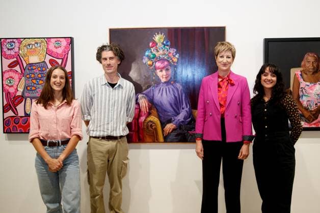 ARCHIBALD PACKING ROOM PRIZE 2023, Packing room judges Timothy Dale, Alexis Wildman, and Monica Rudhar with Artist Andrea Huelin and her portrait of comedian Cal Wilson which has won the Archibald Packing Room Prize at the Art Gallery of NSW, Sydney Thursday, April 27, 2023. ( NO ARCHIVING, EDITORIAL USE ONLY, NO USE IN BOOKS WITHOUT CONSENT SYDNEY NSW AUSTRALIA  Copyright: xNIKKIxSHORTx 20230427001791334449