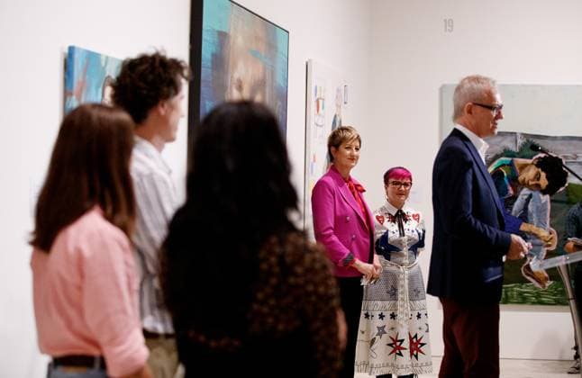 ARCHIBALD PACKING ROOM PRIZE 2023, Artist Andrea Huelin and with comedian Cal Wilson and her Archibald Packing Room Prize portrait at the Art Gallery of NSW, Sydney Thursday, April 27, 2023. ( NO ARCHIVING, EDITORIAL USE ONLY, NO USE IN BOOKS WITHOUT CONSENT SYDNEY NSW AUSTRALIA  Copyright: xNIKKIxSHORTx 20230427001791336527
