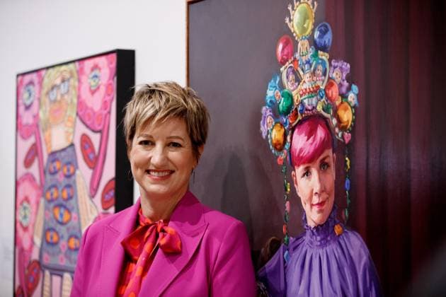 ARCHIBALD PACKING ROOM PRIZE 2023, Artist Andrea Huelin and with her portrait of comedian Cal Wilson which has won the Archibald Packing Room Prize at the Art Gallery of NSW, Sydney Thursday, April 27, 2023. ( NO ARCHIVING, EDITORIAL USE ONLY, NO USE IN BOOKS WITHOUT CONSENT SYDNEY NSW AUSTRALIA  Copyright: xNIKKIxSHORTx 20230427001791338059