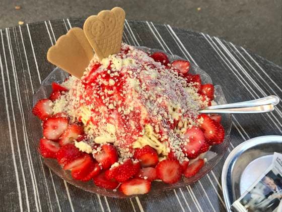 27.04.2023, Eisbecher mit Erdbeer-Spaghetti-Eis einer Allgäuer Eisdiele. 27.04.2023, Eisdiele 27.04.2023, Eisdiele *** 27 04 2023, ice cream sundae with strawberry spaghetti ice cream of an Allgäu ice cream parlor 27 04 2023, ice cream parlor 27 04 2023, ice cream parlor