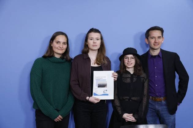 News Themen der Woche KW17 News Bilder des Tages Lea Sprenger, Luisa-Marie Neubauer, Klimaschutz-Aktivistin, Klara Heizmann, Prof. Dr. Pao-Yu Oei, Deutschland, Berlin, Pressekonferenz: Fridays for Future Deutschland. Präsentation einer neuen Studie zu 1,5 Grad und dem Kohleausstieg im Osten *** Lea Sprenger, Luisa Marie Neubauer, climate protection activist, Klara Heizmann, Prof Dr Pao Yu Oei, Germany, Berlin, press conference Fridays for Future Germany Presentation of a new study on 1.5 degrees and the coal phase-out in the East