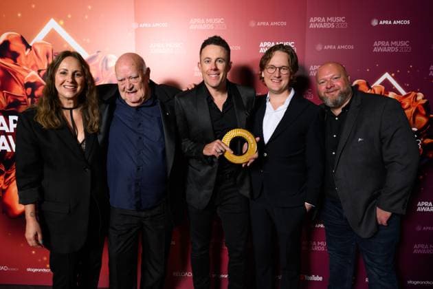 2023 APRA MUSIC AWARDS, Michael Chugg and Dan Biddle with Casey Barnes as his holds his APRA Award for Most Performed Country Work at the 2023 APRA Music Awards at the International Convention Centre, in Sydney, Thursday, April 27, 2023. ( NO ARCHIVING, EDITORIAL USE ONLY, NO USE IN BOOKS WITHOUT CONSENT SYDNEY NSW AUSTRALIA  Copyright: xJAMESxGOURLEYx 20230427001791483385