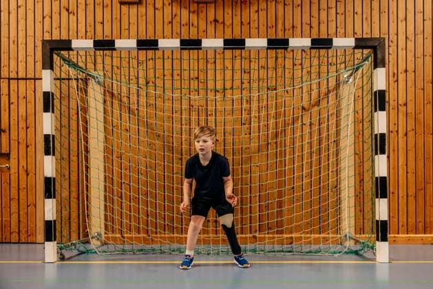 Focused male goalie with disability standing in front of net at sports court Sweden, Stockholm, model released Copyright: xMaskotx , MA100738 MA100738