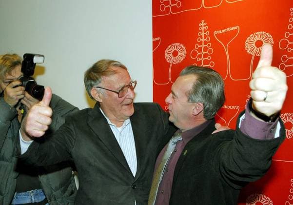 Haparanda 061115 : Tummen upp för Ikea gör Ingvar Kamprad och kommunalradet Sver Eric Bucht när Ikeas sextonde varuhus i Sverige invigdes i morse i Haparanda. Norrbottens länsstyrelse och Haparanda kommun kommer att försöka locka ryssar till varuhuset genom att förenkla visum- och tullreglerna. Klockan halv atta pa morgonen, tva och en halv timme innan det nya varuhuset skulle öppna sina portar, köade redan kunder i blötsnön utanför entrÃ n. Foto : Thord Nilsson Scanpix kod 200 HAPARANDA SVERIGE x200x *** Haparanda 061115 Ingvar Kamprad and municipal councillor Sver Eric Bucht gave a thumbs up to Ikea when Ikeas sixteenth store in Sweden was inaugurated this morning in Haparanda Norrbotten County Council and Haparanda Mu  Copyright: xThordxNilssonx xTTx Haparanda - Ikea