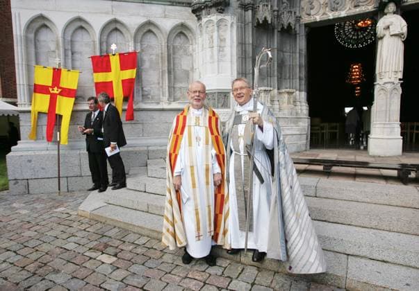 UPPSALA 20060902 Former Archbishop K G Hammar, left, poses with his successor Anders Wejryd, during a reception service at Uppsala Cathedral STOCKHOLM SWEDEN x10060x.  Copyright: xHenrikxMontgomeryx xTTx 10060