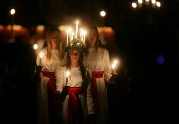 ENKÖPING 20061213 Traditionellt Luciafirande i hela landet. Här arets Lucia i Enköping framröstad av kommuninvanarna. Emelie Färnkvist 16 ar med ljus i haret var ljusdrottningen i Varfrukyrkan pa onsdagskvällen. Foto Fredrik Sandberg SCANPIX Kod 10180 ENKÖPING Sverige x10180x *** ENKÖPING 20061213 Traditional Lucia celebrations all over the country Here is this years Lucia in Enköping, voted for by local residents Emelie Färnkvist 16 years old with candles in her hair was the candle queen in Varfrukyrkan on Wednesday evening Photo Fredrik Sandberg SCANPIX Code 10180 ENKÖPING Sweden x10180x  Copyright: xFredrikxSandbergx xTTx LUCIA