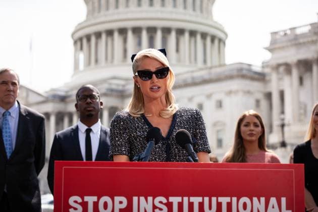 Bilder des Jahres 2023, Entertainment 04 April Entertainment Themen der Woche KW17 Entertainment Bilder des Tages Paris Hilton speaks at press conference introducing legislation against institutional abuse Paris Hilton speaks at a press conference introducing the Stop Institutional Child Abuse act at the US Capitol. The legislation aims to stop abusive treatment of students at residential schools and facilities. Washington DC United States  Copyright: xAllisonxBaileyx originalFilename: bailey-parishil230427_npx9y.jpg