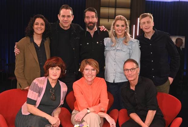 Entertainment Themen der Woche KW17 Entertainment Bilder des Tages Fußballspielerin Tugba Tekkal, l-r, Band The BossHoss = Sascha Vollmer Alec Völkel, Model Angelina Kirsch, Comedian Till Reiners, vorne sitzen l-r, Korrespondentin Annette Dittert, Moderatorin Bettina Böttinger und Musiker Peter Brings zu Gast in der WDR Talkshow Kölner Treff *** Soccer player Tugba Tekkal, l r, band The BossHoss Sascha Vollmer Alec Völkel, model Angelina Kirsch, comedian Till Reiners, sitting in front l r, correspondent Annette Dittert, presenter Bettina Böttinger and musician Peter Brings as guests on the WDR talk show Kölner Treff