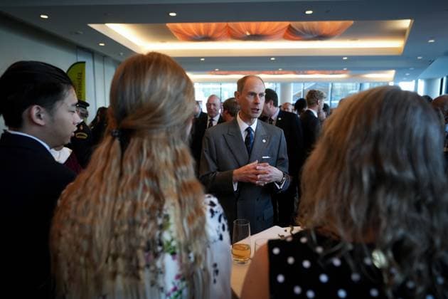 Entertainment Bilder des Tages April 27, 2023, VANCOUVER, BC, CANADA: Prince Edward, Duke of Edinburgh, talks with award recipients during a reception after presenting Duke of Edinburgh Gold Awards of Achievement to youth, in Vancouver, on Thursday, April 27, 2023. VANCOUVER CANADA - ZUMAc35_ 20230427_zaf_c35_105 Copyright: xDarrylxDyckx