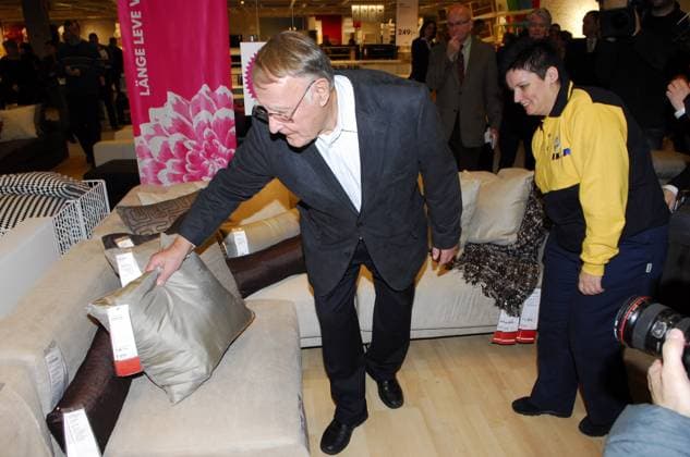 HAPARANDA 20061115 Invigning i Haparanda av IKEA:s sextonde varuhus i Sverige. Ingvar Kamprad ordnar till soffkuddar under rundvandringen med varuhuschefen Gunnel Norman. Foto Thord Nilsson Scanpix kod 200 Haparanda Sverige x200x *** HAPARANDA 20061115 Opening in Haparanda of IKEAs 16th store in Sweden Ingvar Kamprad arranges sofa cushions during the tour with store manager Gunnel Norman Photo Thord Nilsson Scanpix code 200 Haparanda Sweden x200x  Copyright: xThordxNilssonx xTTx 20360