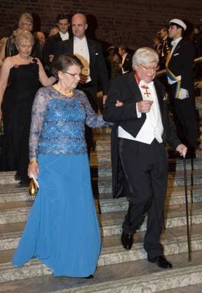 STOCKHOLM 2007 12 10 Nobel Banquet at the City Hall in Stockholm on December 10, 2007 Chemistry Prize winner Gerhard Ertl arrives with wife Gunilla Storch STOCKHOLM SWEDEN x10060x  Copyright: xHENRIKxMONTGOMERYx xTTx NOBEL 2007 STADSHUSET
