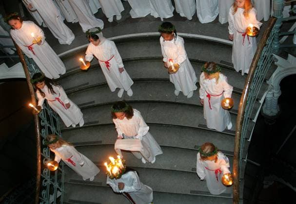 STOCKHOLM 2005-12-13 : Nu tändas Lucia ljus. Luciataget kliver ner för stora trappan pa gamla anrika Johannes Skola vid Roslagstull i Stockholm Lucia firades traditionsenligt pa Johannes Skola i Stockholm tidigt pa tisdagsmorgonen. Ett femtiotal elever i vit skrud sjöng Luciasanger och gick Lucia tag i korridorerna. STOCKHOLM SVERIGE LUCIA x1013x *** STOCKHOLM 2005 12 13 Lucia candles are now being lit The Lucia team descends the main staircase at the old, historic Johannes Skola at Roslagstull in Stockholm Lucia was traditionally celebrated at Johannes Skola in Stockholm early on Tuesday morning Some fifty pupils in white robes sang Lucia songs and walked Lucia in the corridors STOCKHOLM SWEDEN LUCIA x1013x  Copyright: xJACKxMIKRUTx LUCIA