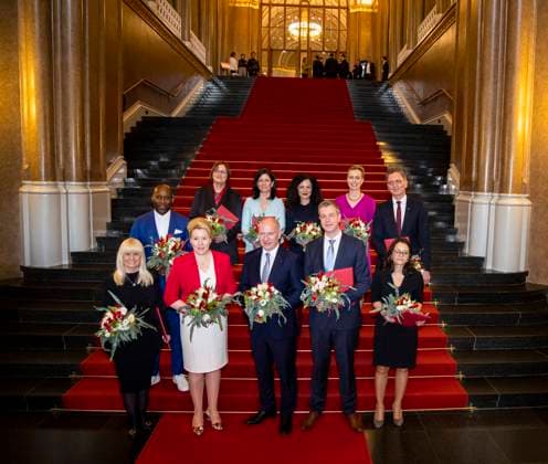 Neue Senatoren (von oben Links nach unten Rechts) Senator für Kultur, Zusammenhalt, Engagement- und Demokratieförderung Joe Chialo (CDU), Senatorin für Wissenschaft, Gesundheit, Pflege und Gleichstellung Ina Czyborra (SPD), Senatorin für Bildung, Jugend und Familie Katharina Günther-Wünsch (CDU), Senatorin für Integration, Arbeit, Soziales, Vielfalt und Antidiskriminierung Cansel Kiziltepe (SPD), Senatorin für Mobilität, Verkehr, Klimaschutz und Umwelt Manja Schreiner (CDU), Senator für Stadtentwicklung, Bauen und Wohnen Christian Gaebler (SPD), Senatorin für Inneres und Sport Iris Spranger (SPD), Senatorin für Wirtschaft, Energie und Betriebe Franziska Giffey (SPD), der Regierende Bürgermeister Kai Wegner, Senator für Finanze