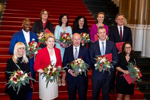 Neue Senatoren (von oben Links nach unten Rechts) Senator für Kultur, Zusammenhalt, Engagement- und Demokratieförderung Joe Chialo (CDU), Senatorin für Wissenschaft, Gesundheit, Pflege und Gleichstellung Ina Czyborra (SPD), Senatorin für Bildung, Jugend und Familie Katharina Günther-Wünsch (CDU), Senatorin für Integration, Arbeit, Soziales, Vielfalt und Antidiskriminierung Cansel Kiziltepe (SPD), Senatorin für Mobilität, Verkehr, Klimaschutz und Umwelt Manja Schreiner (CDU), Senator für Stadtentwicklung, Bauen und Wohnen Christian Gaebler (SPD), Senatorin für Inneres und Sport Iris Spranger (SPD), Senatorin für Wirtschaft, Energie und Betriebe Franziska Giffey (SPD), der Regierende Bürgermeister Kai Wegner, Senator für Finanzen Stefan Evers