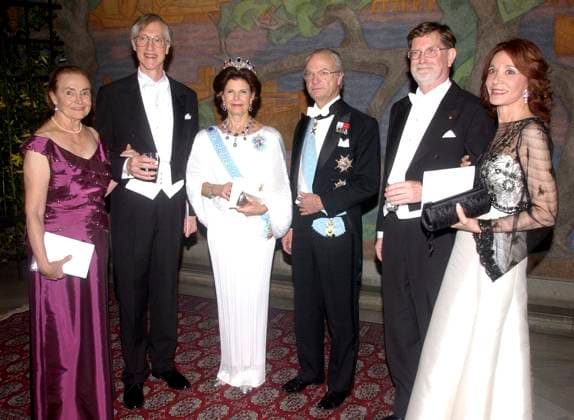 STOCKHOLM 20061210 Nobelpristagarna i fysik John C. Mather (t.v.) och George F. Smoot (t.h.) med fruar hälsar pa drottning Silvia och kung Carl XVI Gustaf i Prinsens galleri i Stadshuset efter Nobelbanketten. STOCKHOLM SVERIGE x70080x *** STOCKHOLM 20061210 Nobel Laureates in Physics John C Mather left and George F Smoot right with their wives greet Queen Silvia and King Carl XVI Gustaf in the Princes Gallery in the City Hall after the Nobel Banquet STOCKHOLM SWEDEN x70080x  Copyright: xErhanxGünerx xTTx NOBEL 2006 STADSHUSET