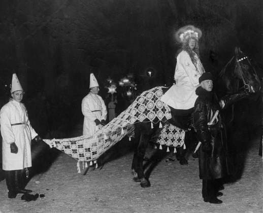 STOCKHOLM 1927 Sa här sag det ut när det första offentliga Luciataget drog genom huvudstaden. Lucian kommer ridandes pa en häst med ett par stjärngossar i släptag och en poliskonstapel som myndigt haller i hästen. Aret var 1927 och det var en grakall torsagskväll. Foto PrB SCANPIX kod 190 STOCKHOLM SVERIGE x190x *** STOCKHOLM 1927 This is how it looked when the first public Lucia procession passed through the capital Lucian comes riding on a horse with a couple of star boys in tow and a police officer authoritatively holding the horse The year was 1927 and it was a cold Thursday evening Photo PrB SCANPIX code 190 STOCKHOLM SWEDEN x190x  Copyright: xPrBx xTTx Lucia